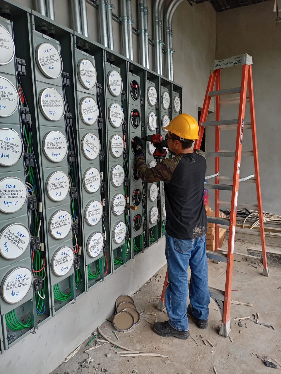 Técnico electricista trabajando